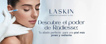 Mujer recibe tratamiento facial con inyección, rejuvenecimiento de la piel, cuidado dermatológico.