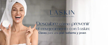 Mujer aplicando crema facial con toalla en la cabeza, cuidado de la piel y tratamiento antiedad.