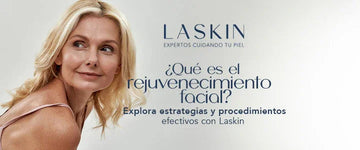 Mujer rubia de mediana edad con piel luminosa, sonriente, fondo neutro, rejuvenecimiento facial.